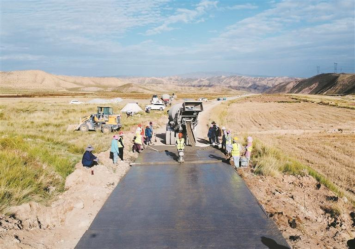 修路现场。本报记者 顾植霞 潘 玲 摄