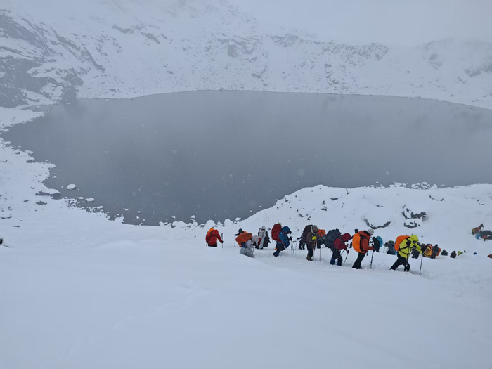 珠峰暴雪后大批徒步者撤离下山。图源受访者：王纯洁