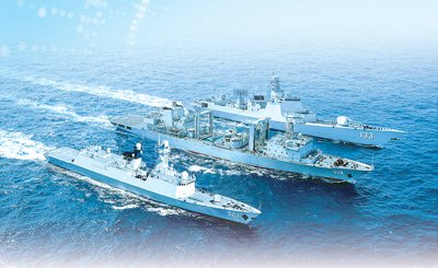 图①：编队进行海上补给。任科摄