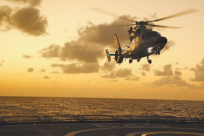 图⑤：直升机进行跨昼夜飞行训练。程建明摄