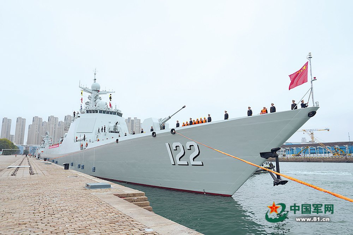 　　第48批护航编队唐山舰从山东青岛某军港起航。刘再耀摄