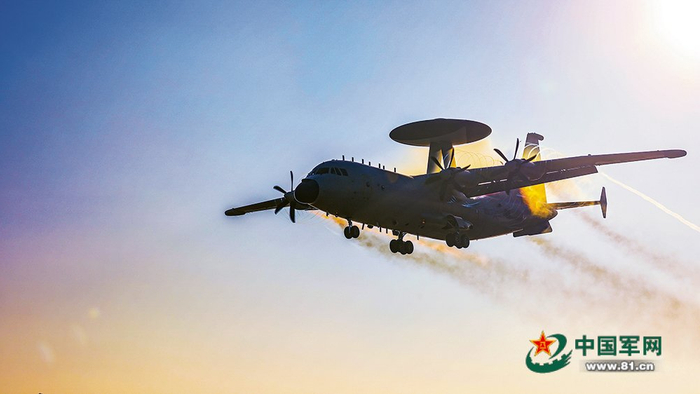 　　海军航空兵某部战机出动。罗陈建摄