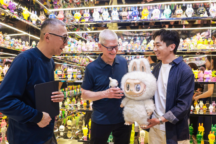 库克与泡泡玛特创始人、董事长兼CEO王宁，以及LABUBU形象创作者、中国香港艺术家龙家升 泡泡玛特供图
