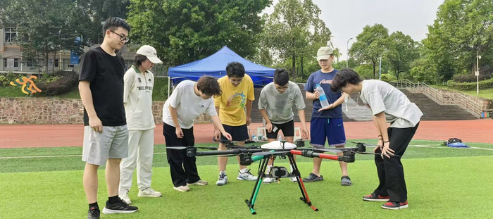 成都工业职业技术学院无人机应用技术专业学生开展无人机飞行实训