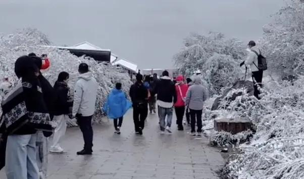 新疆天山天池迎来今年首场雪。图源：新华社