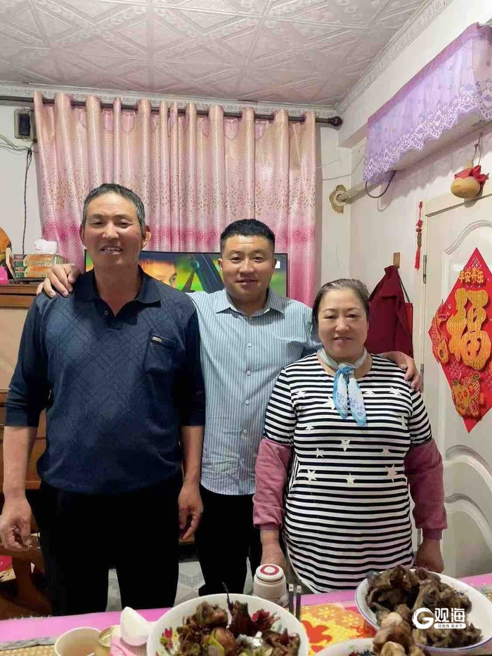 左福鑫（中）和战友潘卫宁的父母。