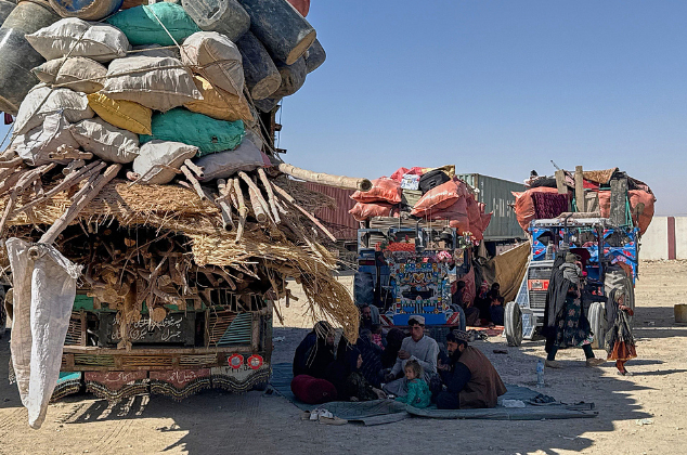 12日，巴基斯坦查曼，阿富汗难民坐在装有随身物品的车辆旁，等待边境口岸开放。（视觉中国）