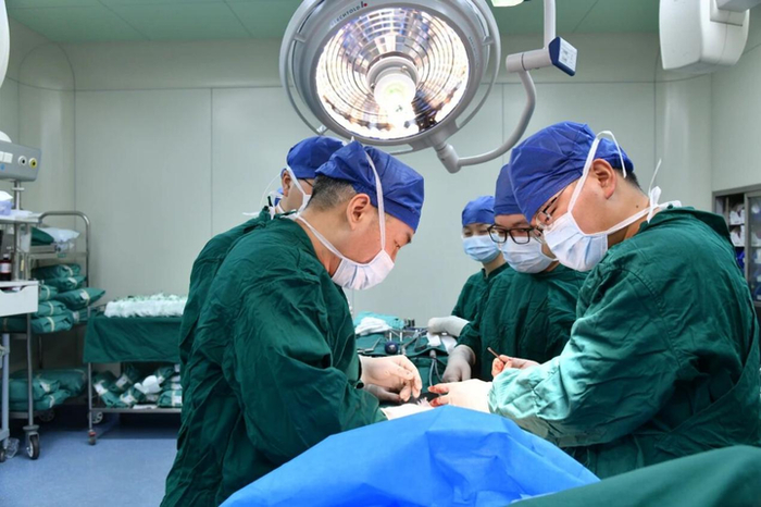 图为华中科技大学同济医学院附属协和医院团队正在为罗娜袜进行手术。新华社发