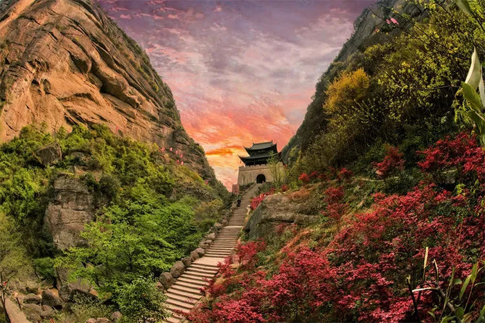 夕阳下的剑门关景区