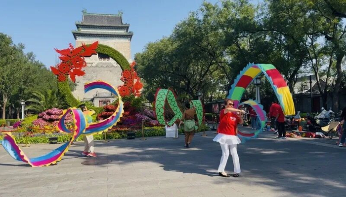 附近居民在广场舞彩绸/记者拍摄