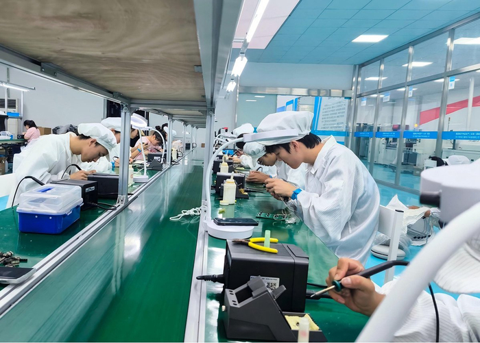 成都工贸职业技术学院学生在西部电子中试生产（成都）基地实践教学