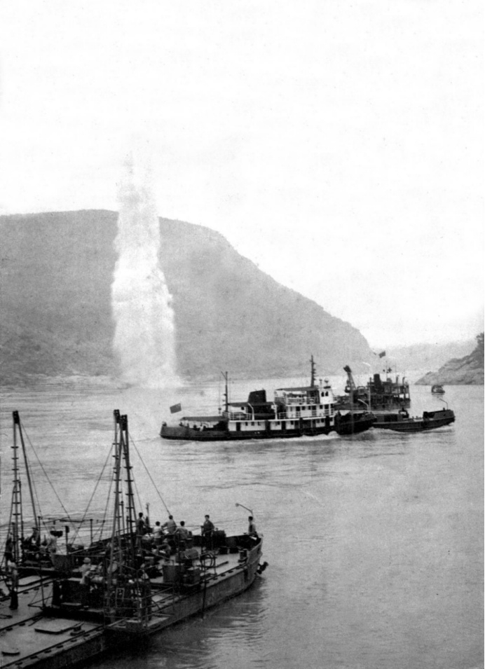 1953年1月18日，川江航道工程队对蚕背梁等两处险滩进行尝试性整治，拉开川江整治序幕。