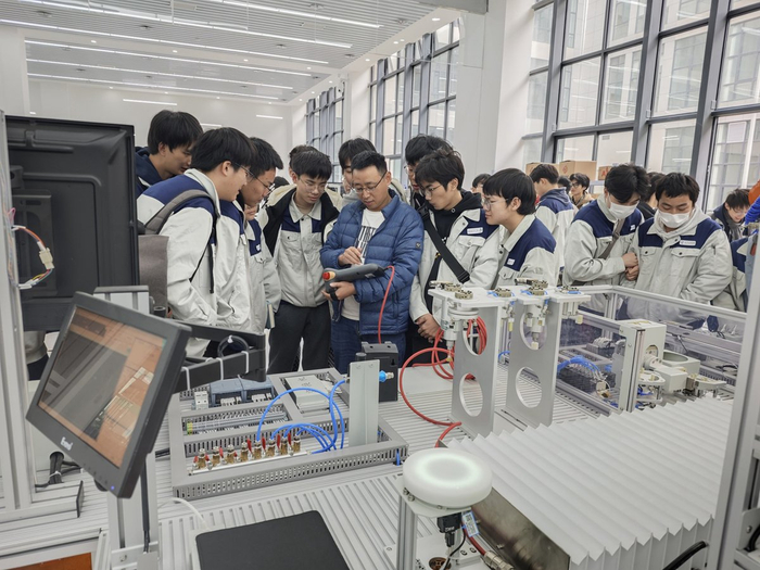成都工贸职业技术学院学生企业工学交替上课：工业机器人操作实操培训