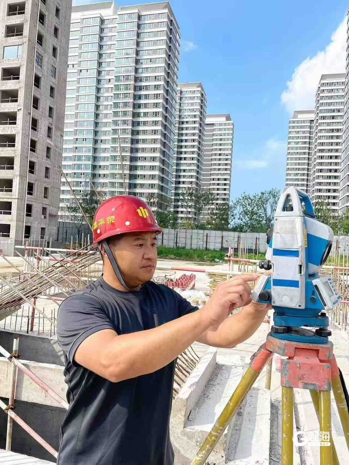 左福鑫在工作中。