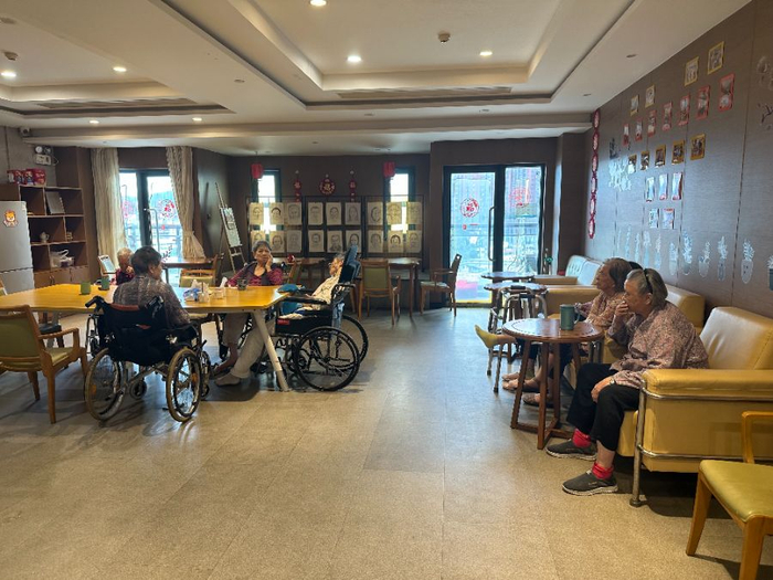 （图：正在养老机构休息的老人们，摄/李金萍）