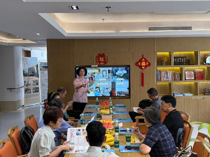 （图：悦年华颐养中心院长陈琪正在向参访团讲解该院优势，摄/李金萍）