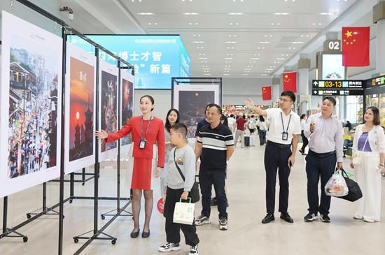 游客参观“光影世遗之城·月映刺桐城”主题摄影展