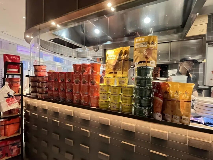 门店入口摆放的速食产品 每经记者 郑欣蔚 摄