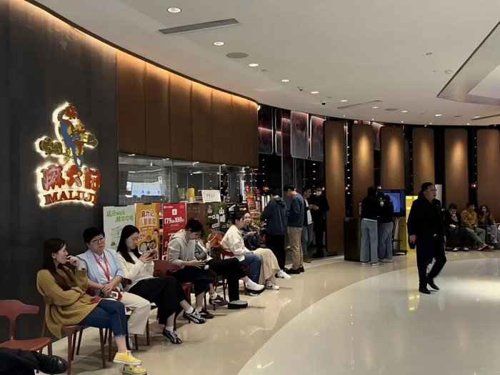 顾客在麻六记门店外排队等候  每经记者 郑欣蔚 摄