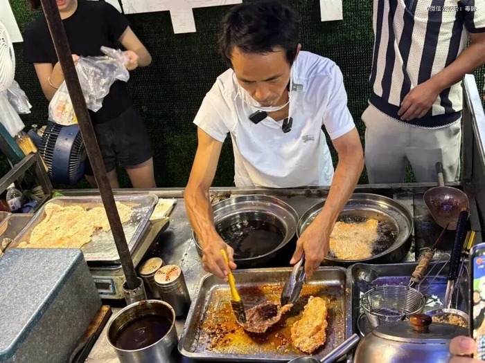 “鸡排哥”现场做鸡排照片