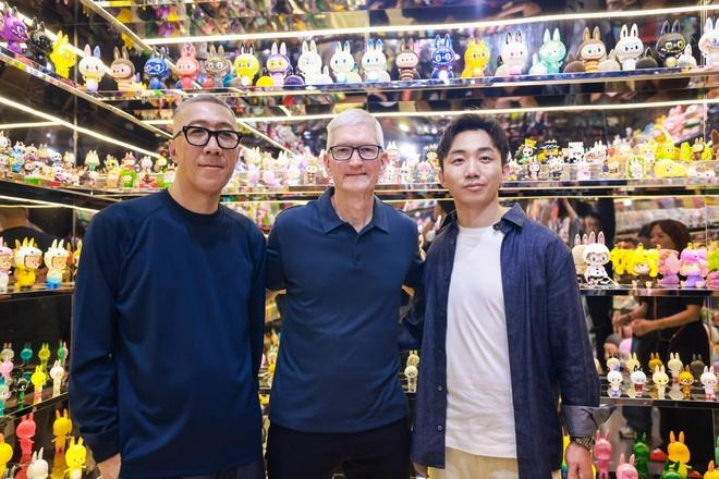 龙家升（左）、库克（中）和王宁（右）合影 图片来源：泡泡玛特供图