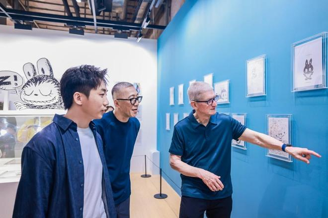 龙家升、库克和王宁共同观看LABUBU的底稿 图片来源：泡泡玛特供图
