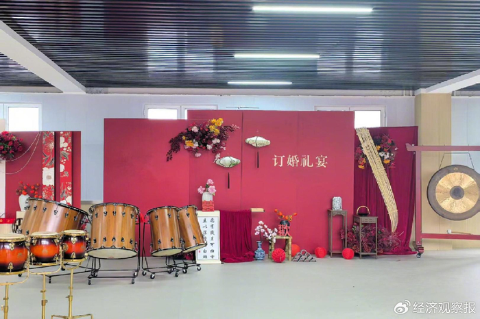 锃亮的锣鼓整齐摆放（郑明珠/摄） 