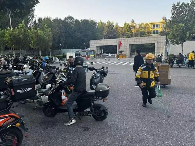 外卖员正在送餐/记者拍摄