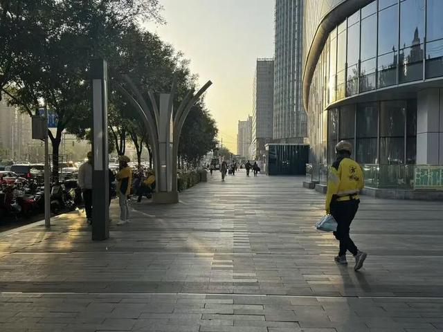 外卖员正在送餐/记者拍摄