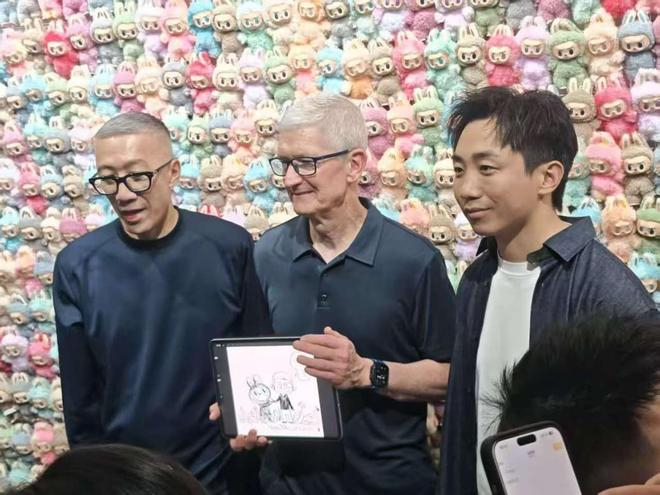 龙家升、库克和王宁共同观看LABUBU的底稿 图片来源：泡泡玛特供图
