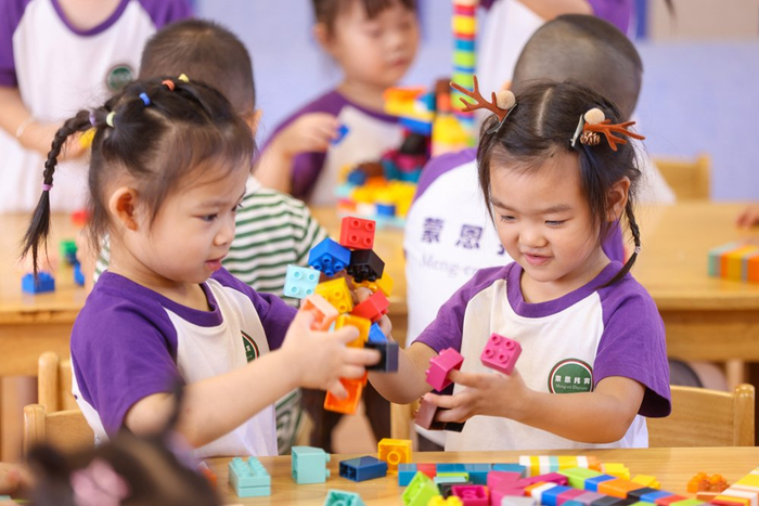  图为2025年8月29日，浙江省湖州市德清县新市镇托育园内，孩子们在老师带领下开展活动。人民图片 赵宁/摄