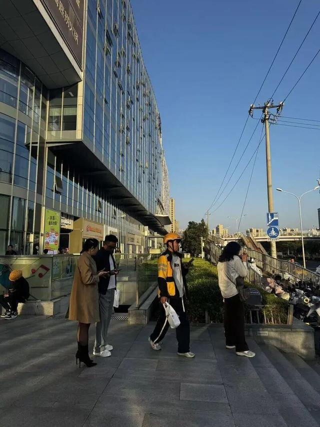 外卖员正在送餐/记者拍摄