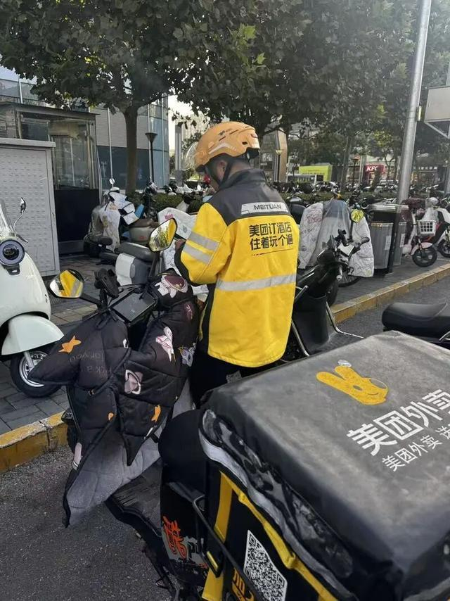 外卖员正在接单/记者拍摄
