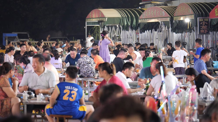 图为游客品尝淄博烧烤。 临淄区委宣传部供图