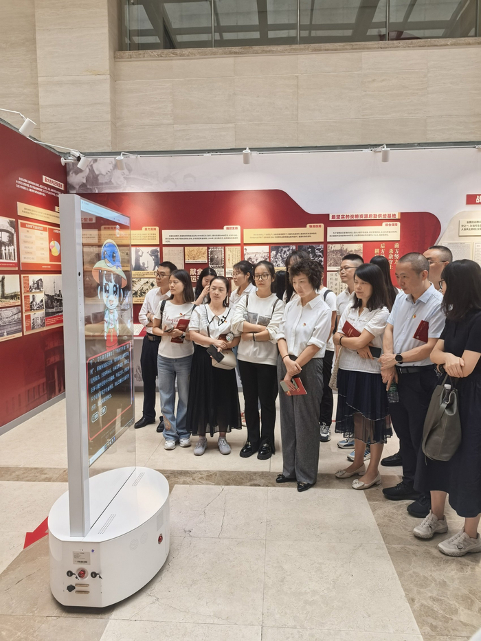 “从抗战大后方到国家战略腹地”档案文献展上，观众与“档小江”“档小河”互动。 四川省档案馆供图