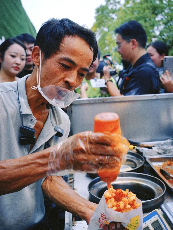 图为景德镇“鸡排哥”。图源网络