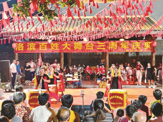 10月3日晚，郭坑镇洛滨村举行“百姓大舞台”活动。 林福佳 摄