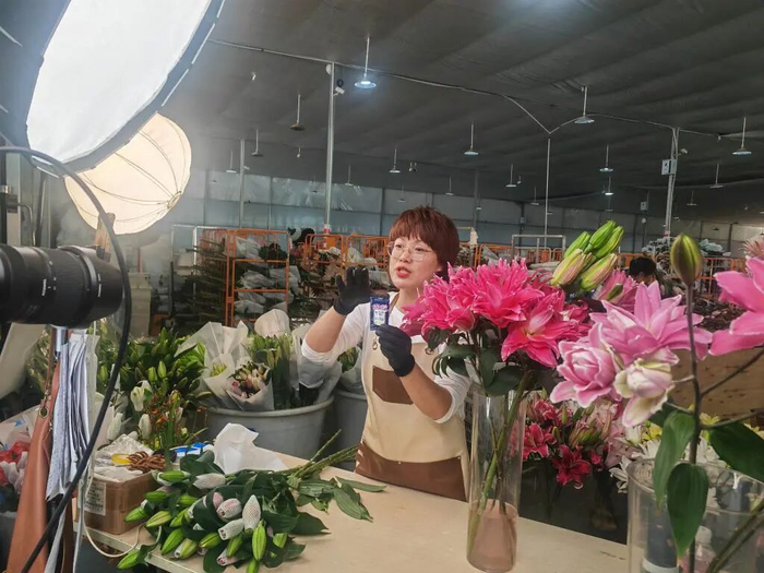 ▲在昆明梦境供应链有限公司的直播基地，一名主播在直播销售鲜花。新华社记者 浦超 摄