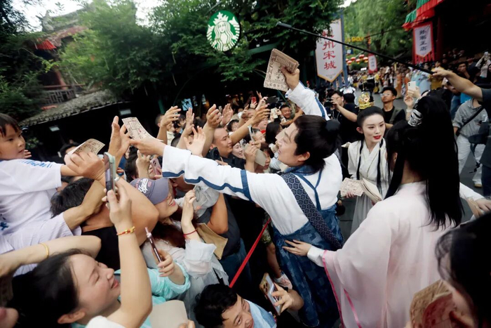 6月21日，演员马景涛在浙江杭州宋城景区与游客互动。图/视觉中国