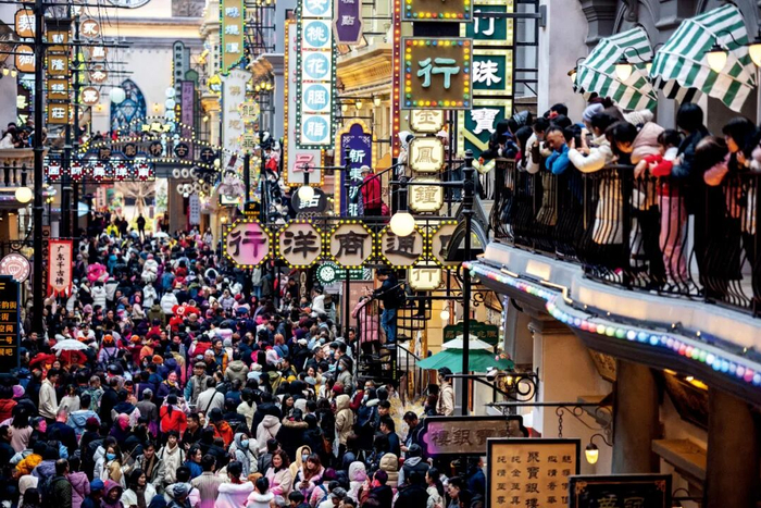 广东千古情景区内复古造型的“穿越街”   图/视觉中国