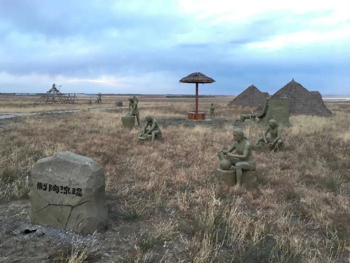 　南宝力皋吐考古遗址公园一景，制陶流程展示区。