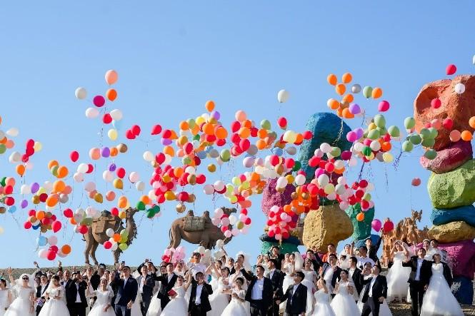 图8 伊吾胡杨百人集体婚礼现场图（李小虎 摄）