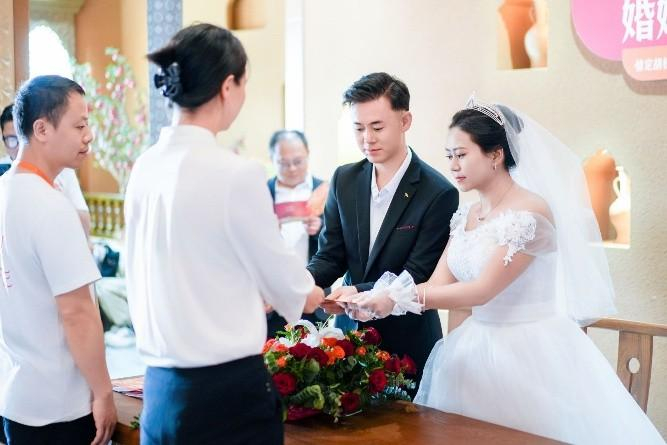 图7 正在“胡杨林主题婚姻登记处”登记的新人（李小虎 摄）