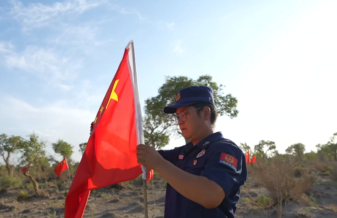 图6 2025面国旗在胡杨林间飘动（李小虎 摄）