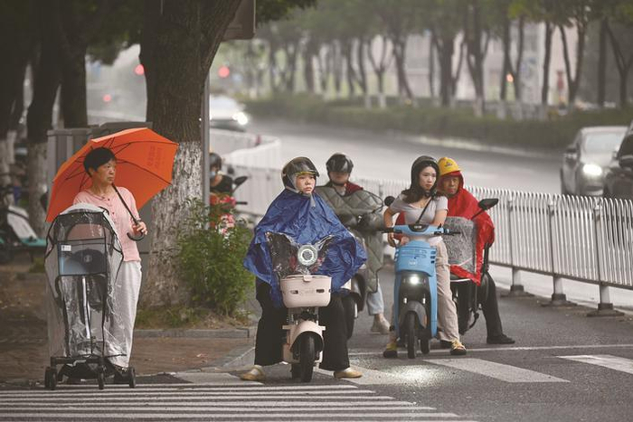 　　昨天傍晚，嘉兴市区庆丰路上，市民们在淅沥的细雨中踏上回家路。　　N记者 徐志达 摄