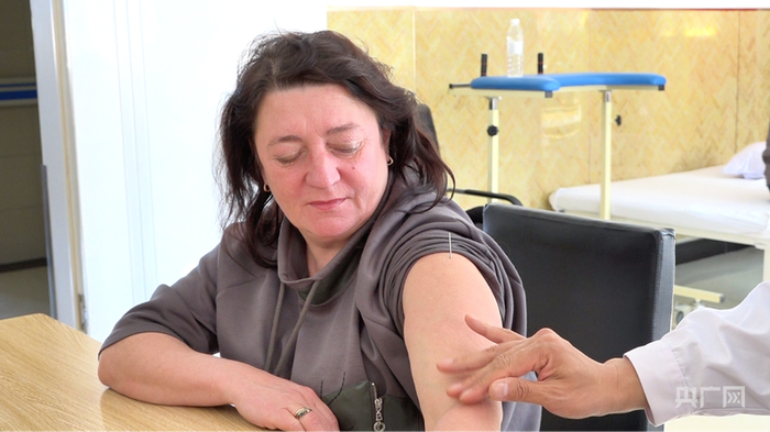 丹妮娅体验中医针灸（央广网实习记者  齐蕊  摄）