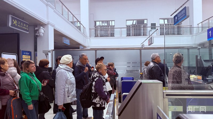 旅客通关入境（央广网记者  庞淼  摄）