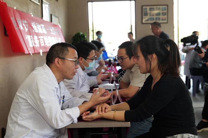泗县中医院组织专家在百姓茶馆开展义诊活动。尤伟摄