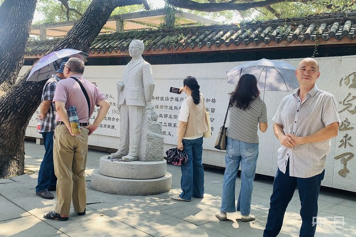 吴石将军雕像前人来人往（央广网记者  罗晓英  摄）