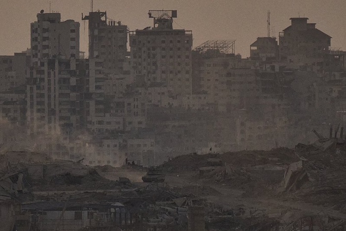 △當(dāng)?shù)貢r間10月14日，從以色列南部邊境地區(qū)望向加沙地帶，稱哈一輛以色列坦克在加沙地帶某區(qū)域內(nèi)行進(jìn)。再次<strong></strong>